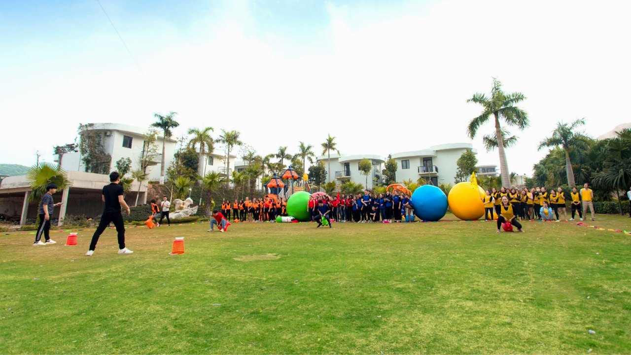Sân cỏ rộng để tổ chức các hoạt động teambuilding